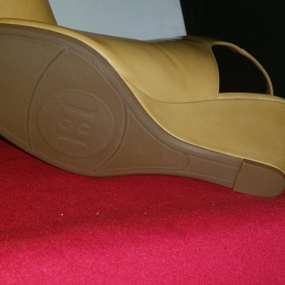 Dana Buchman Wedge Heels - Picture 3 of 4